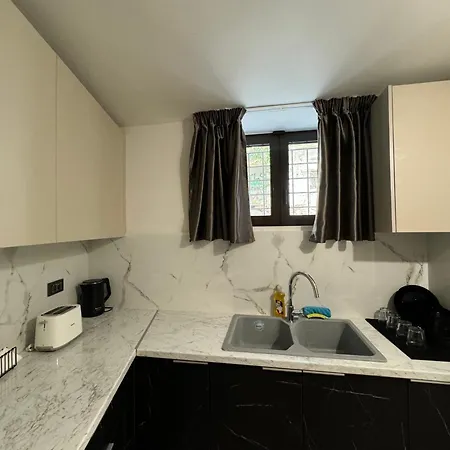Charming 2br Basement Near Akropolis By Kozy Koala Apartment