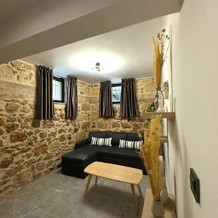Charming 2br Basement Near Akropolis By Kozy Koala