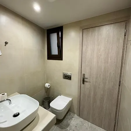 Apartment Charming 2br Basement Near Akropolis By Kozy Koala